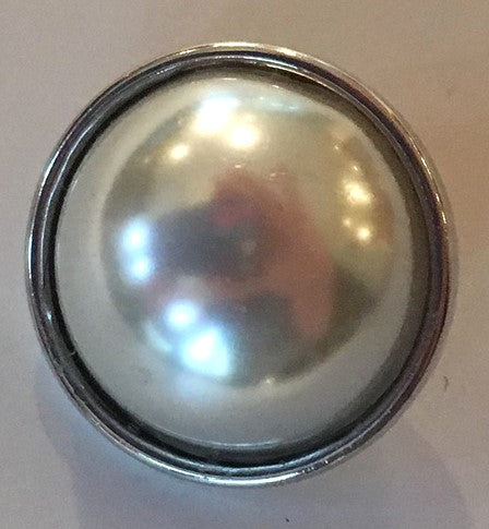 B6710 Large Pearl Button