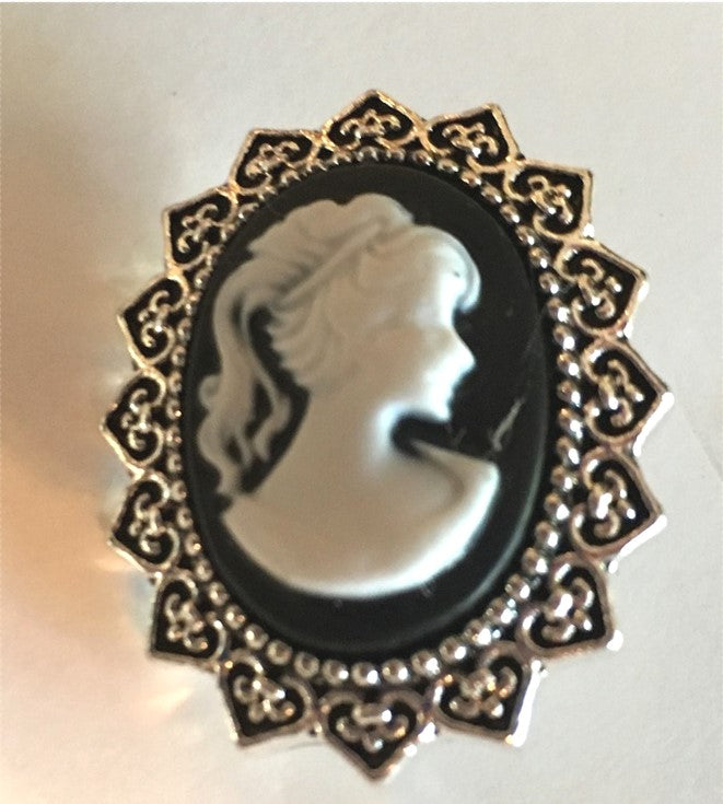 B9200 White and Black Cameo Button