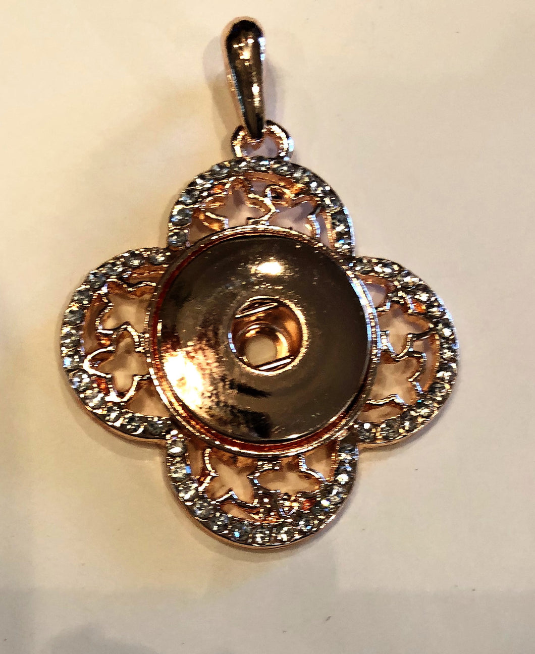 P1820 Gold toneClover Shaped Pendant